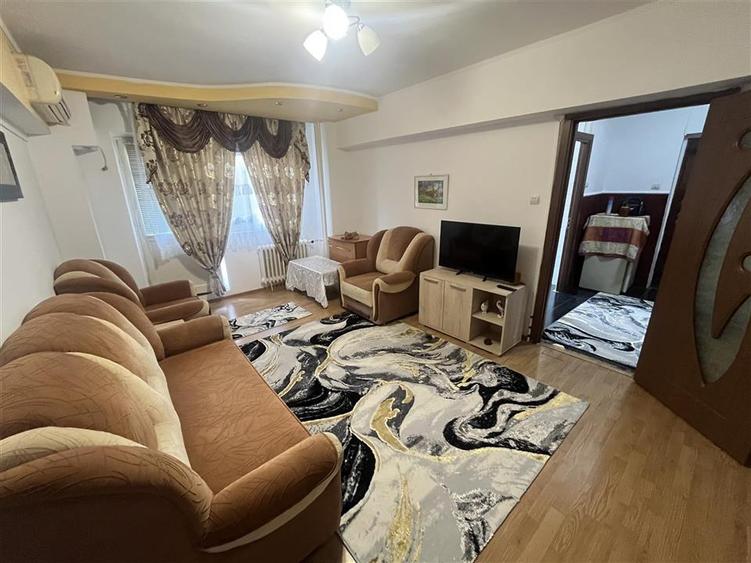 Apartament cu 2 camere semidecomandat, mobilat în Tei