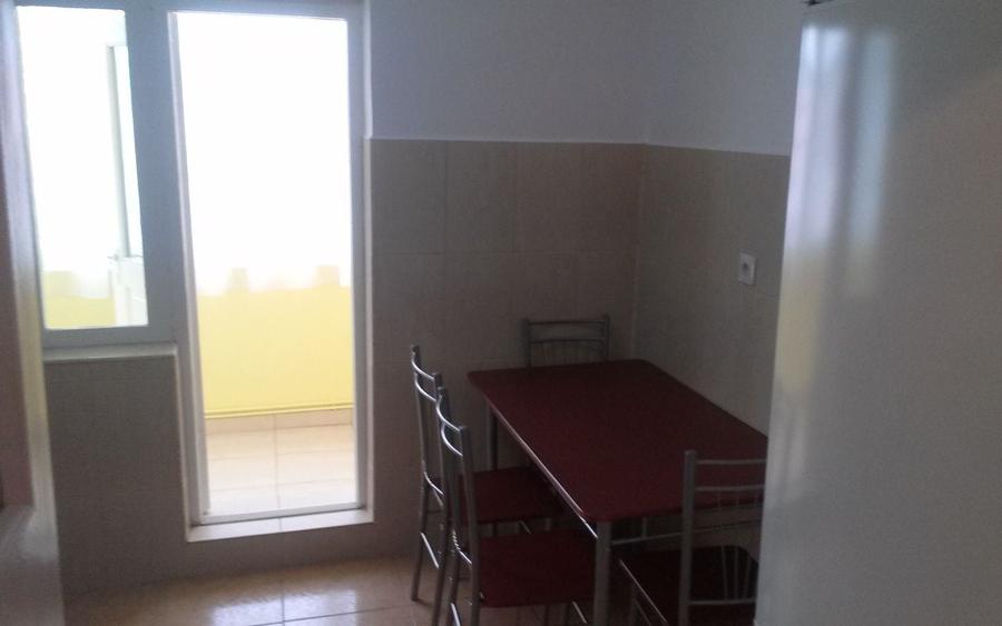 Apartament cu 3 camere decomandat în Cetate