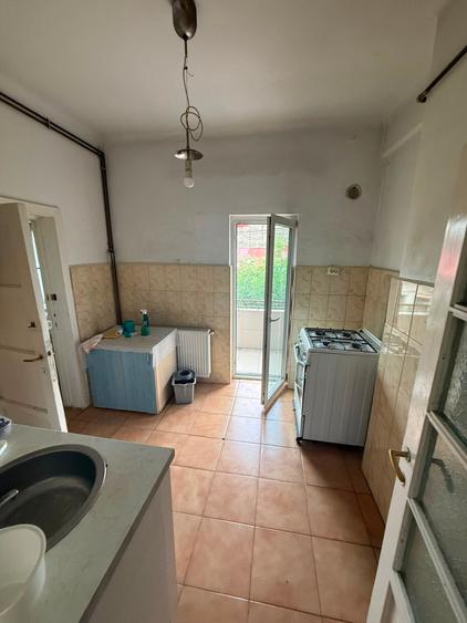 Apartament cu 3 camere semidecomandat în P-ța Victoriei