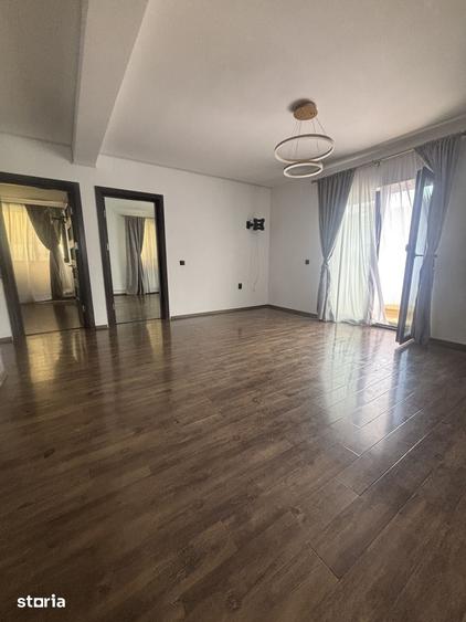 Casă cu 8 camere cu Teren 50 Mp în Central