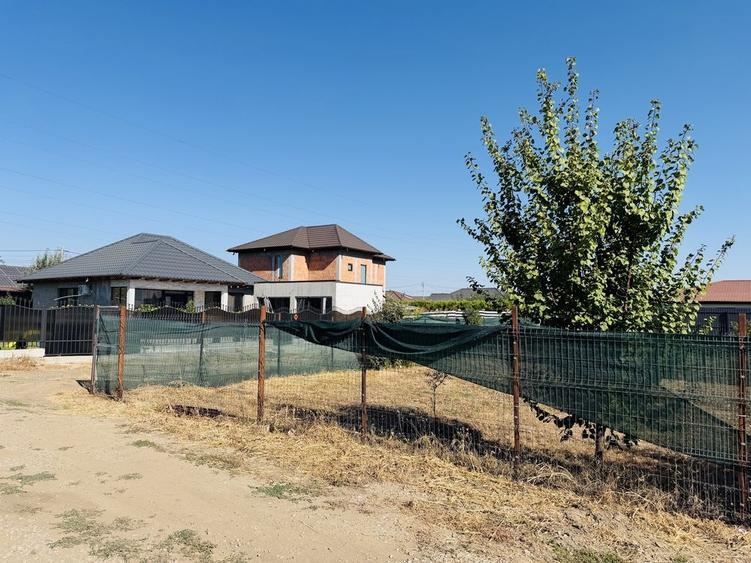 Teren de 662 mp, în Costi