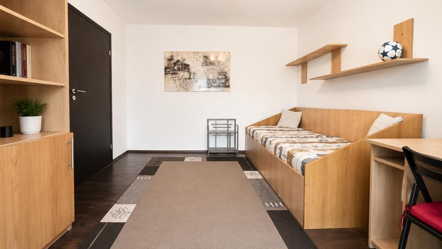 Apartament cu 3 camere semidecomandat în Braytim