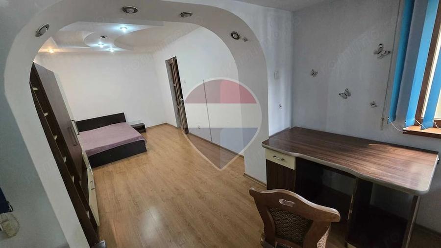 Apartament cu 3 camere decomandat în Podu Roș