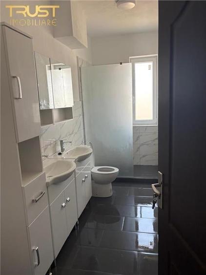 Apartament cu 8 camere semidecomandat în Petriș