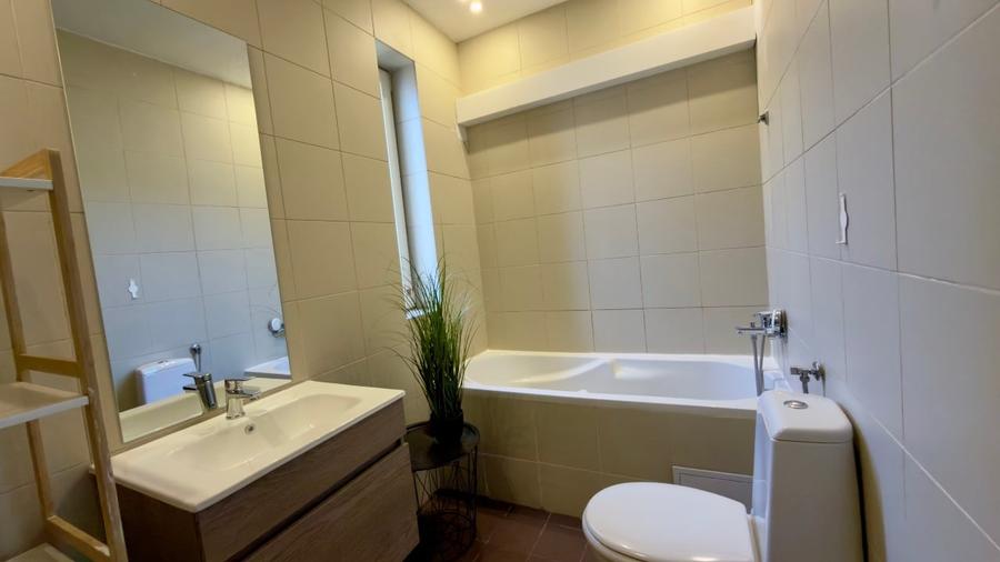 Casă cu 4 camere cu Garaj în Tunari