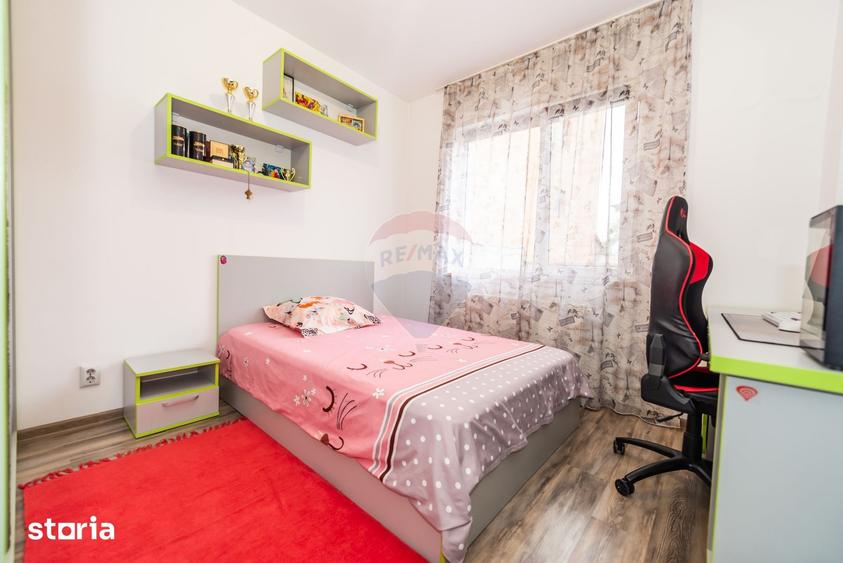 Apartament cu 3 camere semidecomandat în Rahova