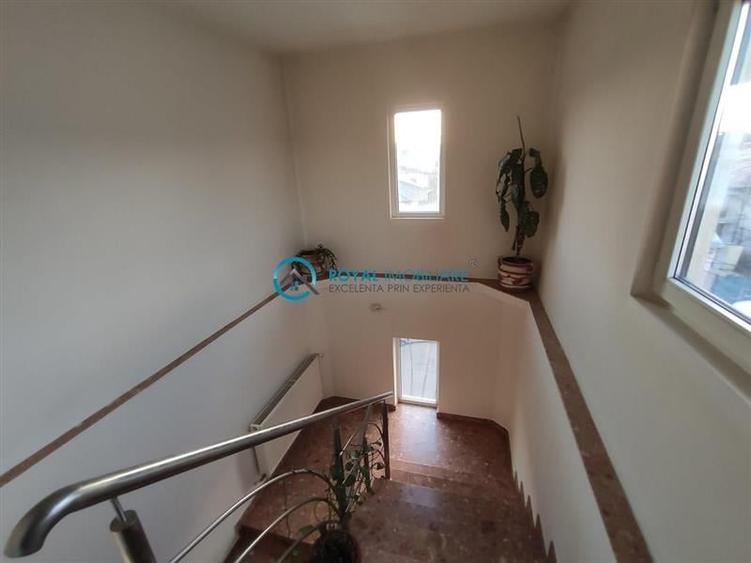 Casă individuală cu 6 camere cu Teren 80 Mp în Central