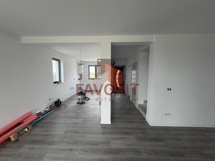 Duplex cu 4 camere cu Canalizare în Săcălaz