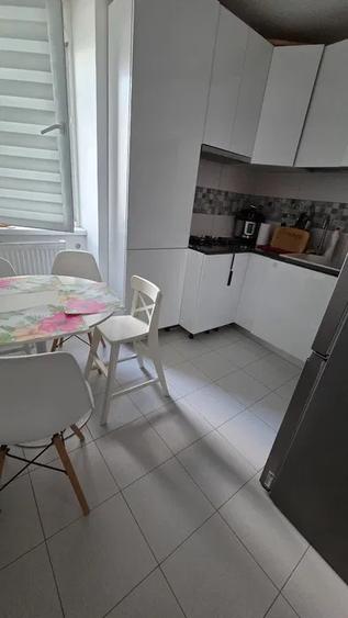 Apartament cu 3 camere decomandat, mobilat în Păcii