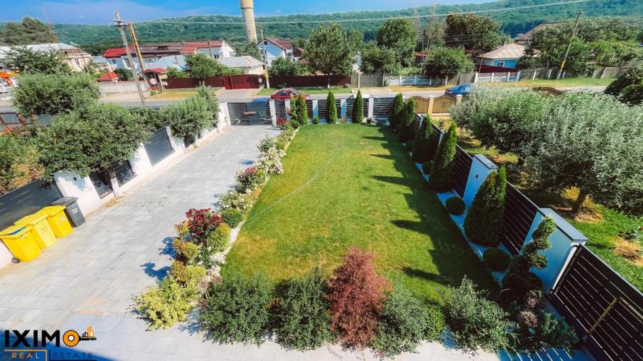 Casă cu 6 camere cu Teren 10100 Mp în Traian