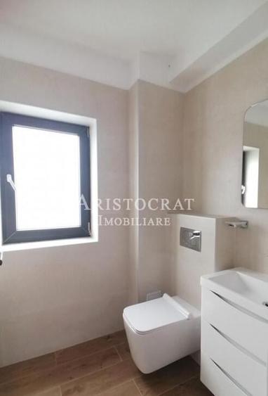 Casă cu 4 camere cu Teren 250 Mp în Ostratu