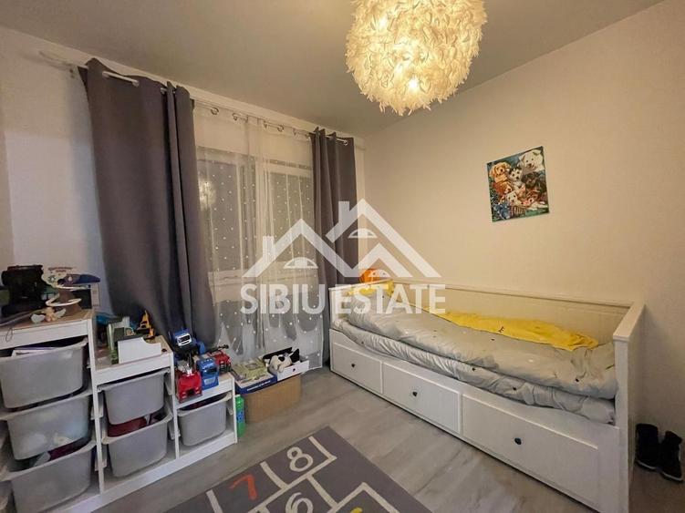 Apartament cu 3 camere semidecomandat, mobilat în Șelimbăr — fotografia 3