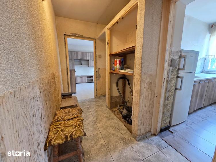 Apartament cu 3 camere semidecomandat în Micro 6