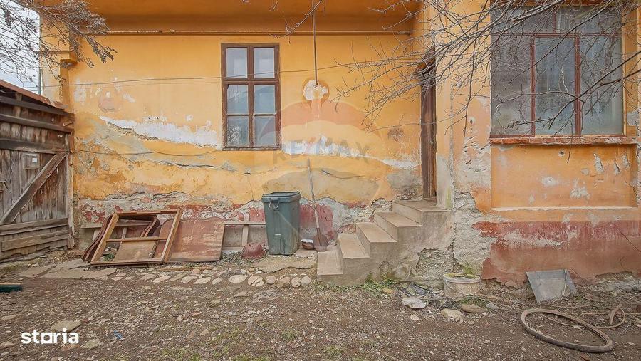 Teren intravilan 500 mp intre case , construc?ie existenta in Ra?nov - 4