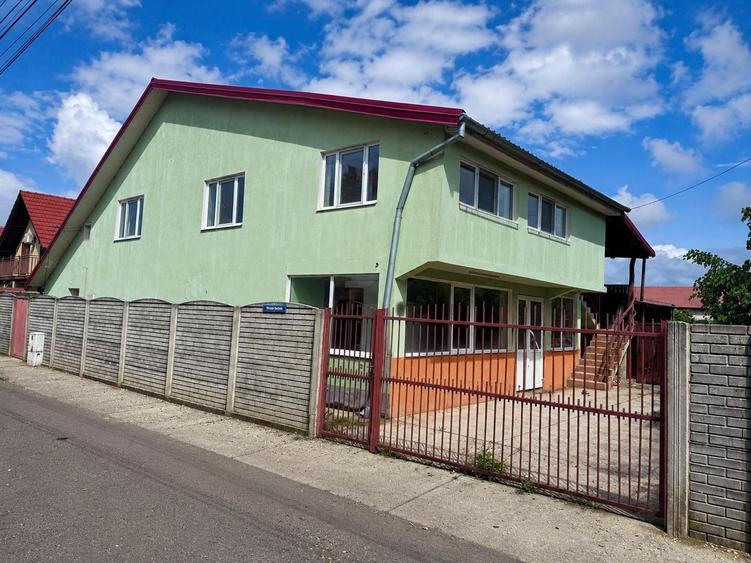 Casă individuală cu 18 camere cu Canalizare în Moșnița Nouă