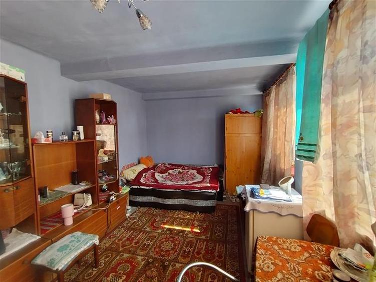 Casă individuală cu 6 camere cu Teren 585 Mp în Periferie