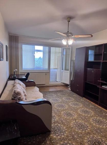 Apartament cu 3 camere semidecomandat în Alexandru cel Bun