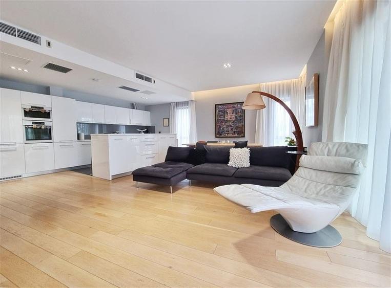 Apartament cu 4 camere semidecomandat, mobilat în Herăstrău