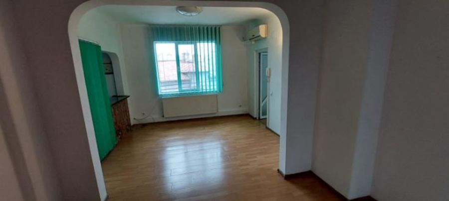 Apartament cu 3 camere semidecomandat în Tineretului
