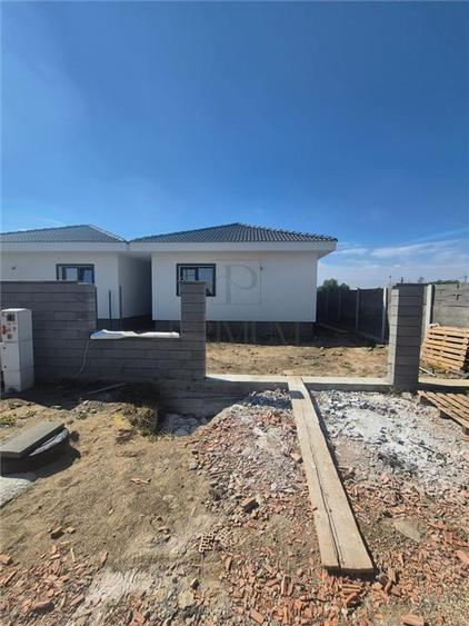 Duplex cu 4 camere cu Canalizare în Moșnița Nouă