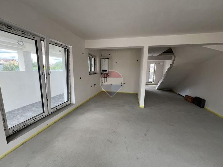 Casă individuală cu 4 camere cu Teren 600 Mp în Tineretului