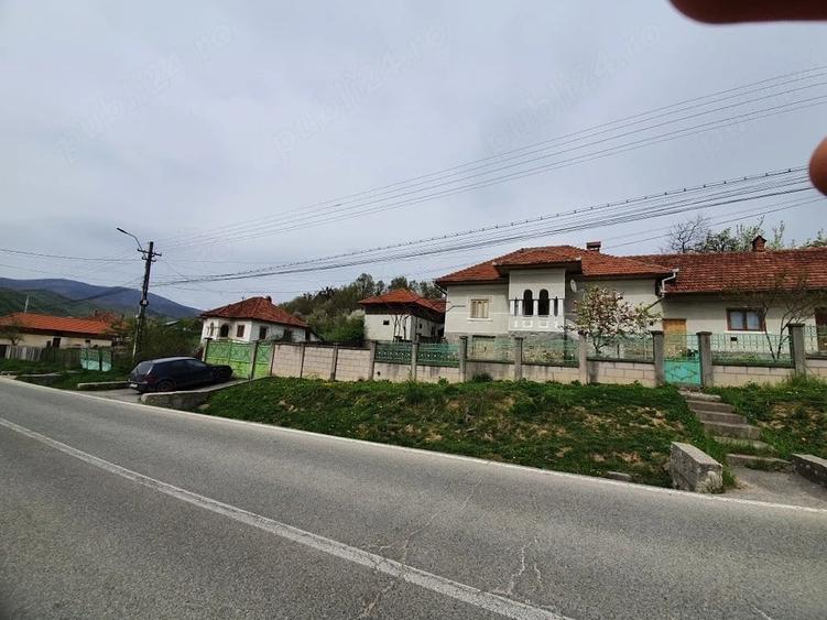 Casă cu 6 camere cu Teren 7000 Mp în Central