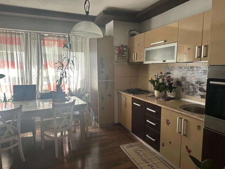 Apartament cu 4 camere decomandat în Central