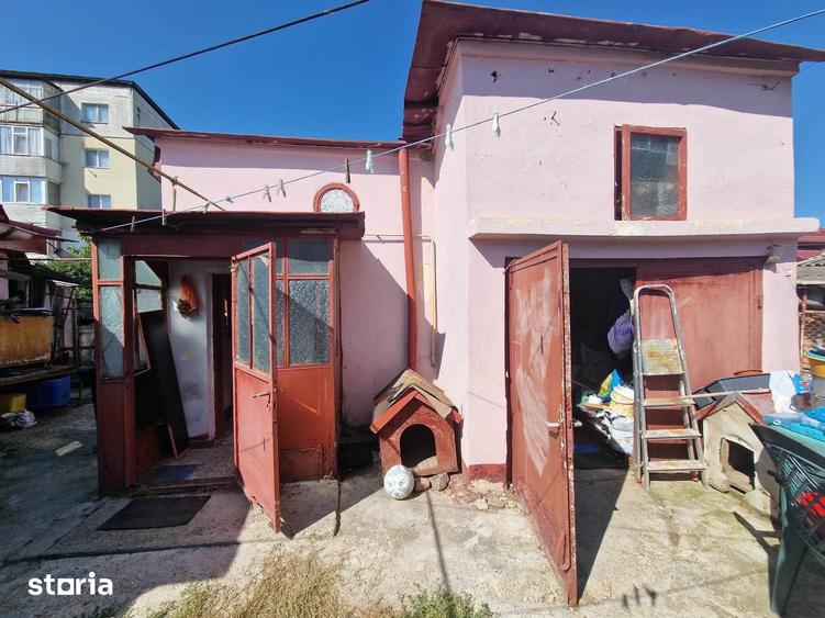 De vanzare casa in Roman din caramida, teren de 458 mp, Pret 78000euro - 2