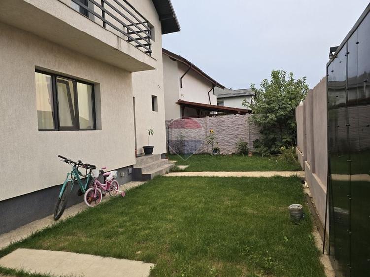 Casă individuală cu 4 camere cu Teren 270 Mp în Est