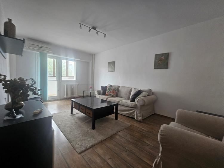 Apartament cu 3 camere decomandat, mobilat în P-ța Victoriei