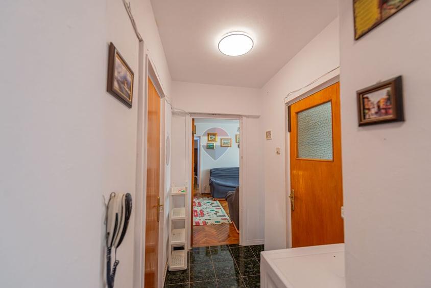 Apartament cu 3 camere semidecomandat, mobilat în Bucureștii Noi