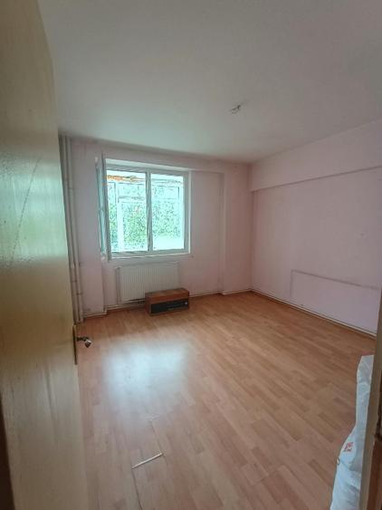 Apartament cu 3 camere decomandat în Giurgiului