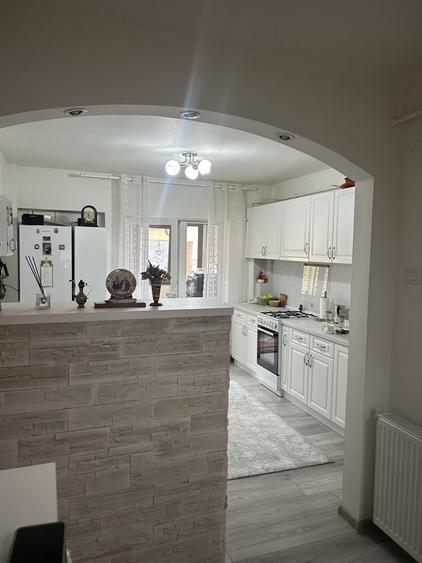 Apartament cu 3 camere decomandat în Sud