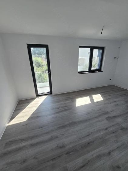 Casă cu 5 camere cu Teren 329 Mp în 1 Decembrie