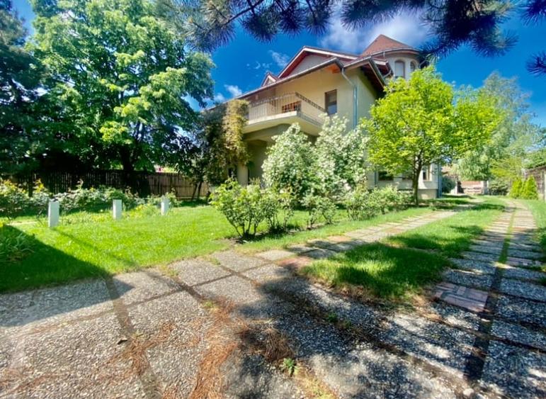 Casă individuală cu 5 camere cu Canalizare în Ultracentral