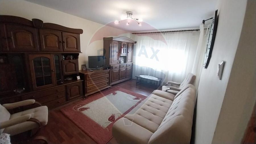 Apartament cu 3 camere decomandat, mobilat în Lăpuș