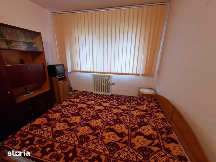 Apartament cu 3 camere semidecomandat în Girocului