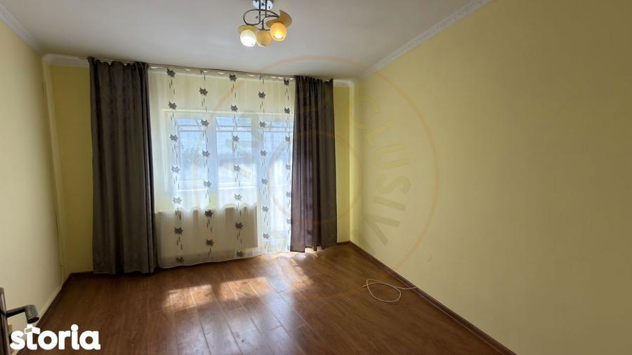 Apartament cu 3 camere semidecomandat în Central