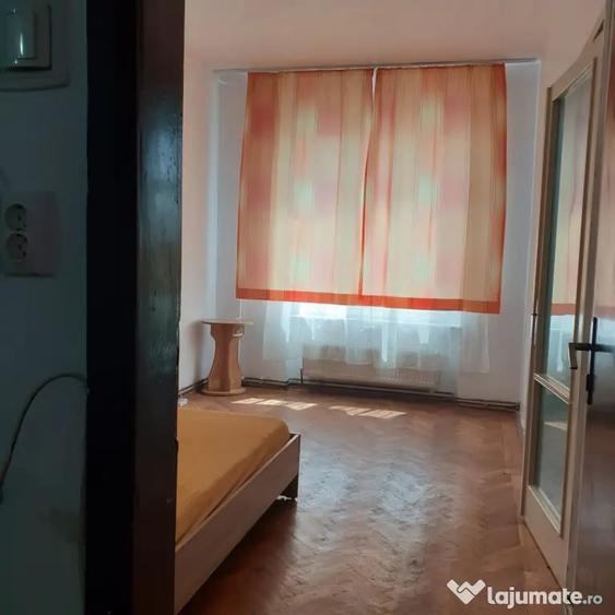 Apartament cu 2 camere decomandat în Tractorul