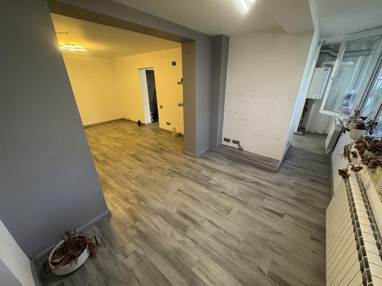 Apartament cu 3 camere semidecomandat, mobilat în Tomis II