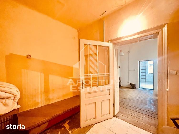 Casă cu 5 camere cu Teren 378 Mp în Funcționarilor