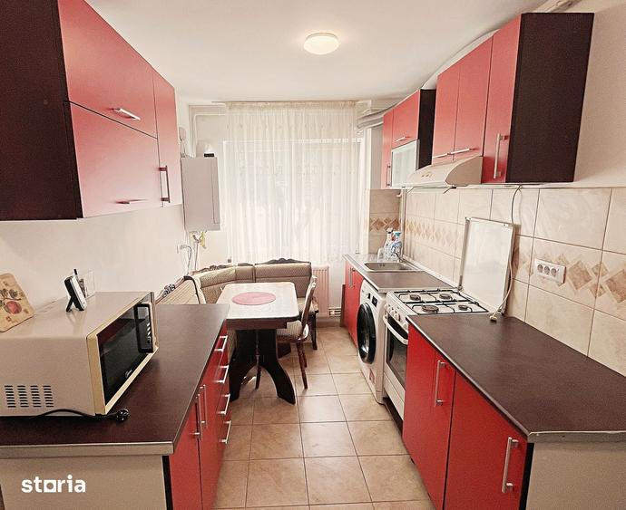 Apartament cu 3 camere în Podu Roș