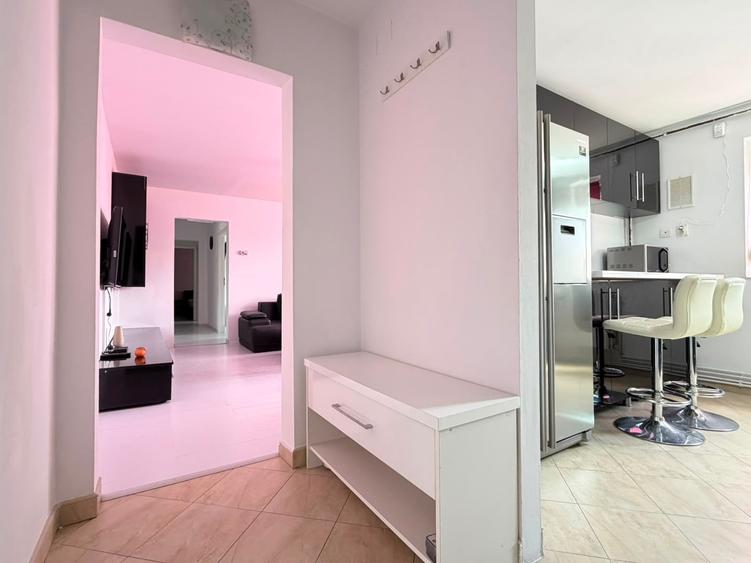 Apartament cu 3 camere decomandat în Girocului