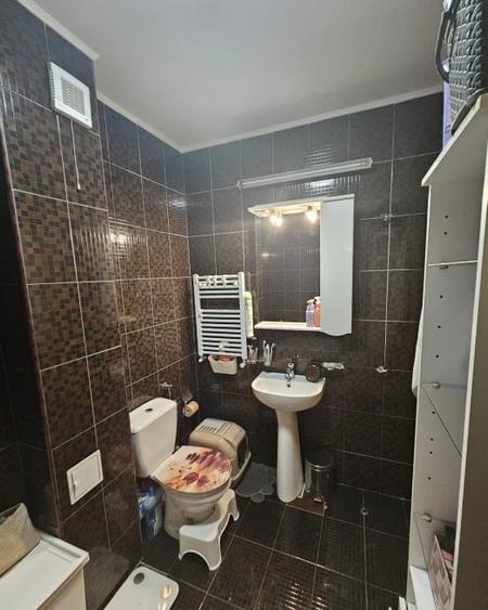 Apartament cu 3 camere semidecomandat, mobilat în Ghencea