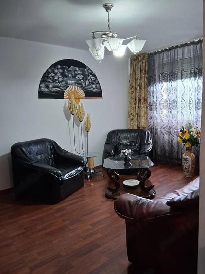 Apartament cu 3 camere semidecomandat în Berceni