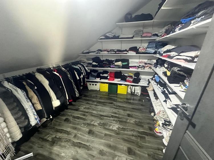 Casă individuală cu 6 camere cu Canalizare în Central