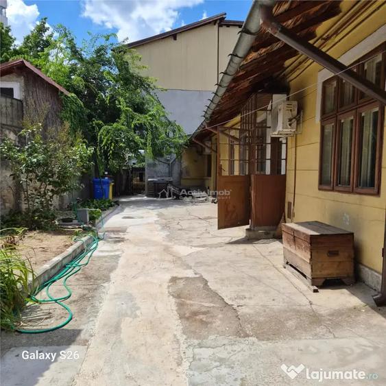 Apartament cu 3 camere semidecomandat în Armeneasca