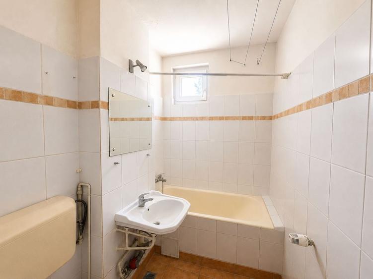 Apartament cu 3 camere semidecomandat în Titan