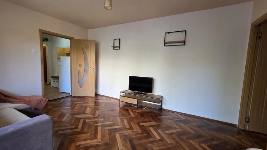 Apartament cu 3 camere semidecomandat, mobilat în Circumvalațiunii