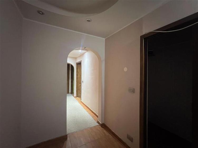 Apartament cu 3 camere decomandat, mobilat în Nicolina